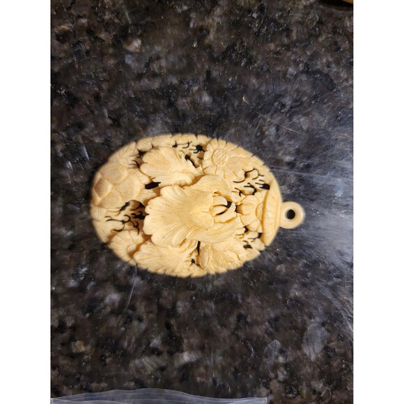 Intricately carved bone pendant, Vintage 1950s bone jewelry - Picture 4 of 10